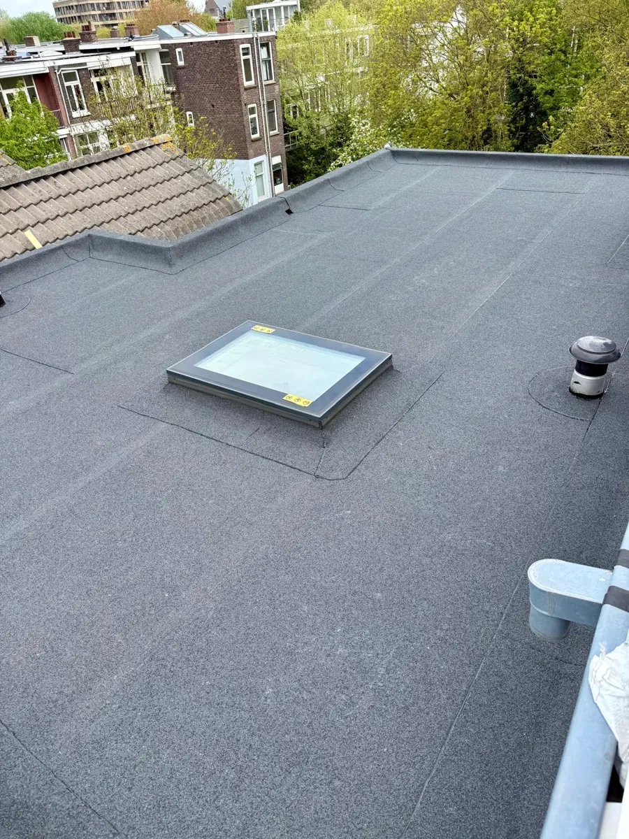 Bitumen dakbedekking rondom de opstand van een lichtkoepel