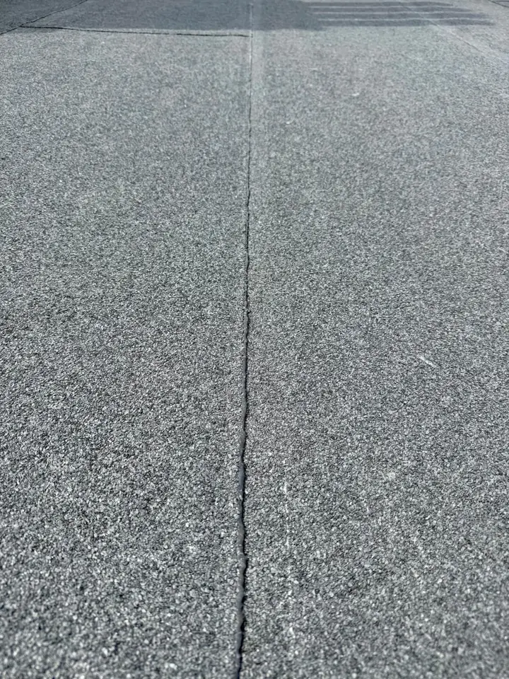 Detail van de overlap tussen twee banen bitumen dakbedekking