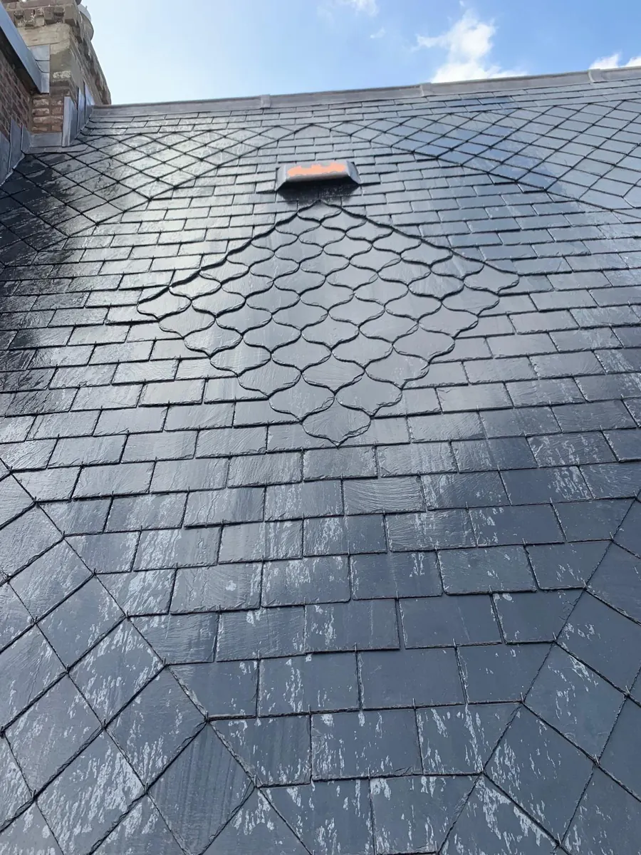 Leien dak met een geometrisch sierpatroon
