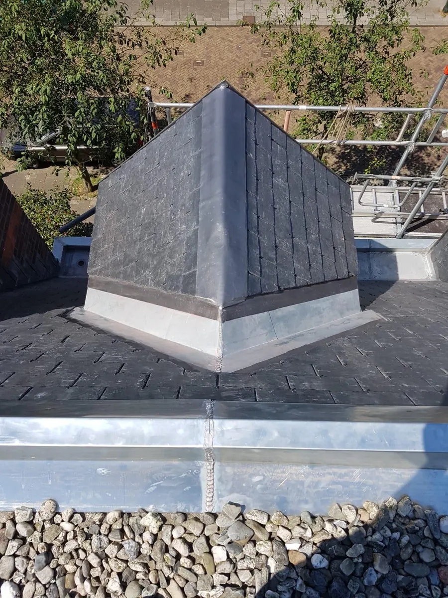 Piramidevormige dakopbouw met leien en metalen voetafwerking